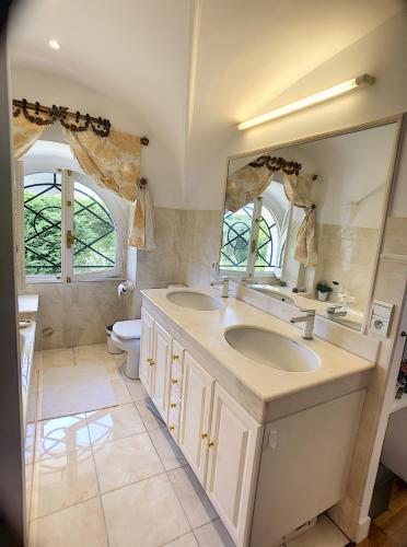 une salle de bain avec deux lavabos et un WC dans l'établissement Charmant appartement en duplex 288L, à Cannes
