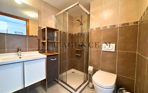 une salle de bain avec une douche, des toilettes et un lavabo dans l'établissement Appartement Le grand large Proche plage & ville, à Calvi