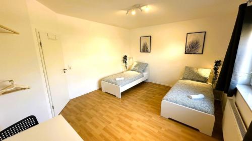 a living room with two chairs and a couch at Geräumige Monteurunterkunft Plus in Lengerich