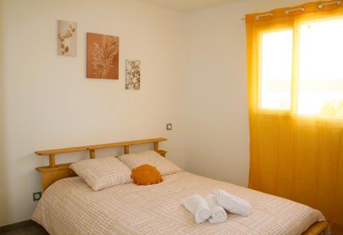 Ένα ή περισσότερα κρεβάτια σε δωμάτιο στο TRIO HOME,3 chambres, parking privé gratuit, wifi haut débit, 10min LA ROCHELLE,15min île de ré