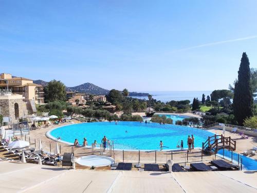 une grande piscine avec des personnes debout autour de celle-ci dans l'établissement Heart of Holiday Village, near beach, WIFI, Parking, à Saint-Raphaël