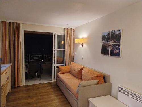 Heart of Holiday Village, near beach, WIFI, Parking, linen & clea ning included