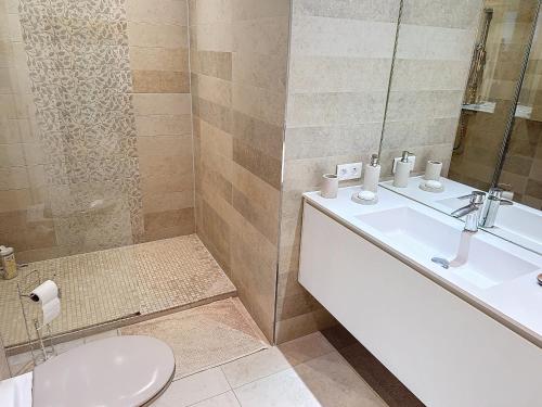une salle de bain avec toilettes et lavabo dans l'établissement A deux pas des plages piscine 346L FRANCHI, à Cannes