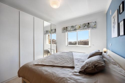 Un dormitorio con una cama y dos ventanas. en Morning View Terrace, en Lagos