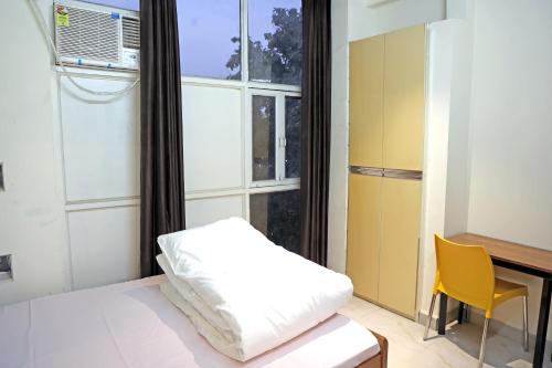 Postel nebo postele na pokoji v ubytování Back Stayz Delhi