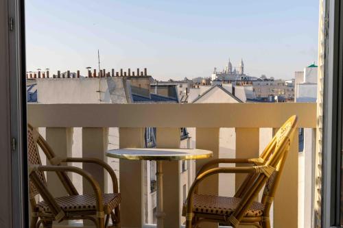 une table et des chaises sur un balcon avec vue dans l'établissement Two rooms with view near canal, à Paris