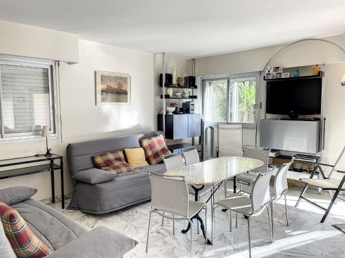un salon avec un canapé et une table dans l'établissement A deux pas des plages du Midi 305L, à Cannes