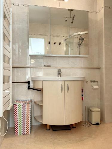 une salle de bain avec un lavabo et un miroir dans l'établissement A deux pas des plages du Midi 305L, à Cannes