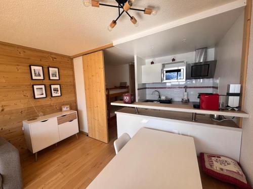 une petite cuisine avec une table dans une pièce dans l'établissement Tout schuss au Panoramic, à Orcières