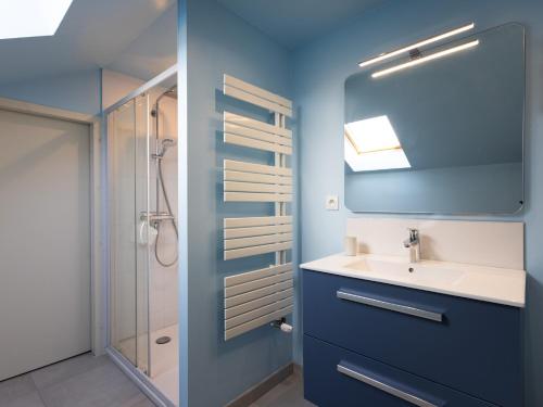 un baño con lavabo y ducha en Ti Ma Zud, en Pleumeur-Bodou