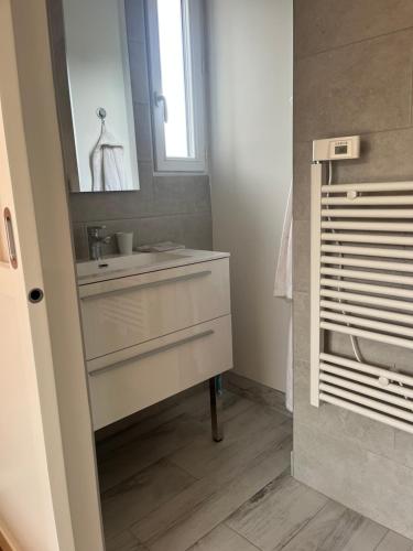 une salle de bain avec un lavabo et un miroir dans l'établissement La Maison de Mendigou, à Montredon