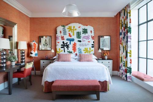 Katil atau katil-katil dalam bilik di Crosby Street Hotel