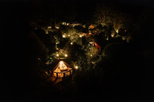 サレントにあるGlamping Lumbreの夜のライトアップテントのオーバーヘッドビュー