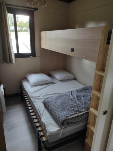 - un lit superposé avec 2 oreillers dans l'établissement Chalet au bord de l'eau, à Maulévrier
