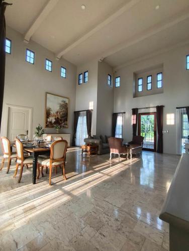 Χώρος καθιστικού στο The Ozone Khao Yai Pool Villa