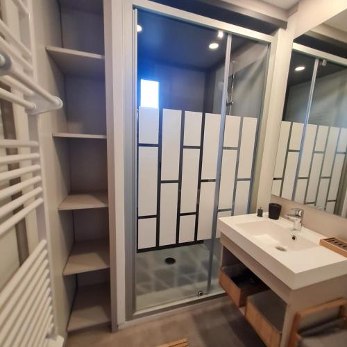 une salle de bain avec un lavabo et une douche dans l'établissement Chalet de Prestige à Agde, Résidence privée avec Spa et Piscines proche plages, à Agde