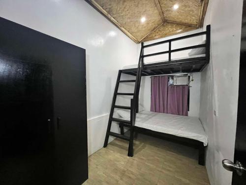 エルニドにあるAA Hostelのはしご付きの部屋の二段ベッド1台分です。