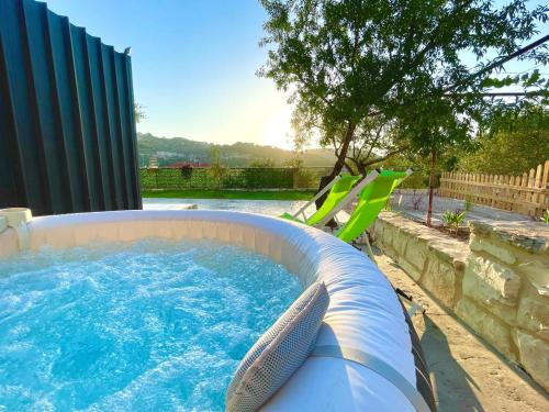 una piscina con una sedia a sdraio e una piscina di Mit Warde Cabin a Batroûn