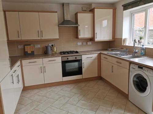 Η κουζίνα ή μικρή κουζίνα στο Modern Roomy 3 BR Home Pershore