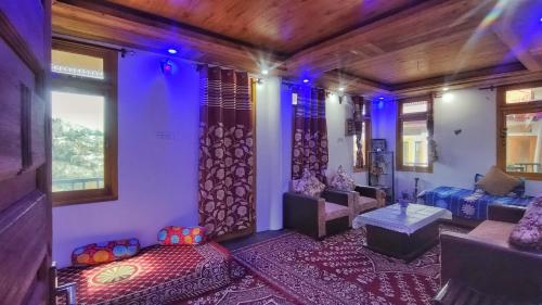 Posezení v ubytování Mountain Bliss - 2BHK Apartment