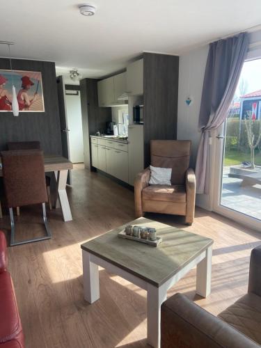 Dapur atau dapur kecil di Chalet Oceanside Zeeland