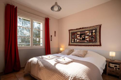 - une chambre avec un lit blanc et des rideaux rouges dans l'établissement Villa avec Piscine sur le Golf, à Béziers