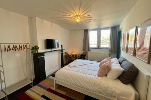 a bedroom with a bed with a light on the ceiling at Rutxhiel - Appartement 3e étage in Liège