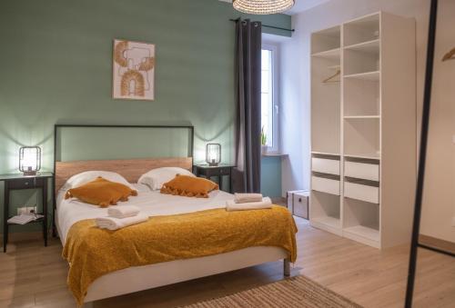 une chambre avec un grand lit avec deux oreillers dans l'établissement L'indus - Centre - Proche gare, à Saverne