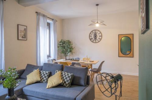 a living room with a blue couch and a table at L'indus - Centre - Proche gare in Saverne
