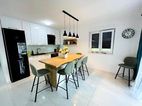 Modern apartment near Trogir center, free parking