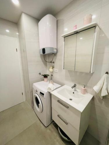 Modern apartment near Trogir center, free parking