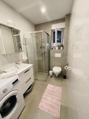 Modern apartment near Trogir center, free parking