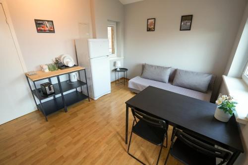 a living room with a couch and a table at 6 vietų namelis ant ežero kranto in Sudervė