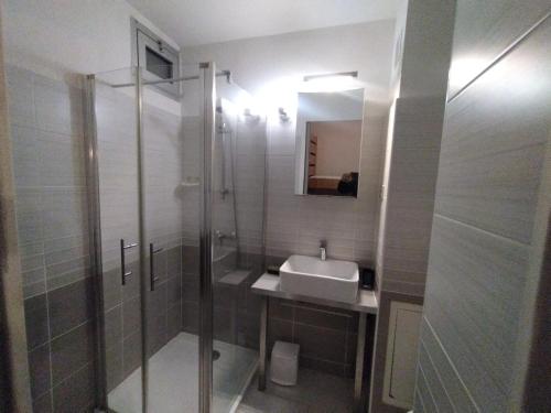 une salle de bain avec une douche, un lavabo et un miroir dans l'établissement Les Cystes, à Sanary-sur-Mer