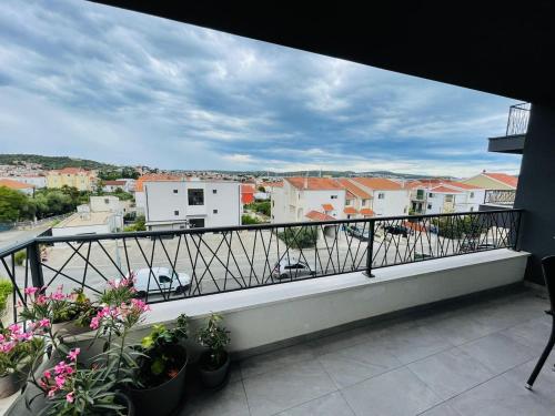 Modern apartment near Trogir center, free parking