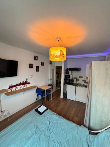 un salon avec un lit et une salle à manger dans l'établissement Le gite 