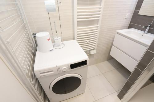 une petite salle de bain avec toilettes et lavabo dans l'établissement St Cyprien Appartement terrasse a 2 minutes du port et de la plage, à Saint-Cyprien