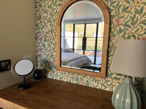 Ένα ή περισσότερα κρεβάτια σε δωμάτιο στο Room in the Nest