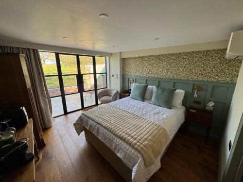 Ένα ή περισσότερα κρεβάτια σε δωμάτιο στο Room in the Nest