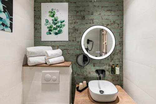 une salle de bain avec un lavabo et un miroir dans l'établissement Urban - Lyon PartDieu, à Lyon