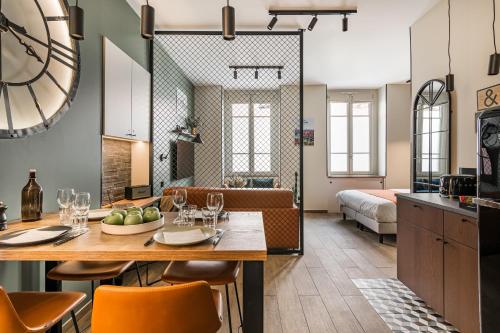 une cuisine et un salon avec une table et des chaises dans l'établissement Urban - Lyon PartDieu, à Lyon