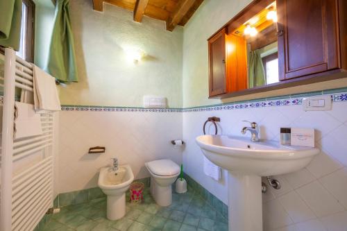 Ένα μπάνιο στο Liano Apartments