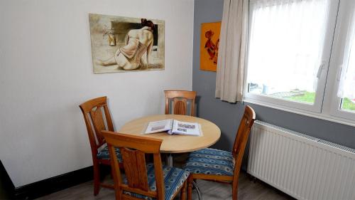 a table and chairs in a corner of a room at Kleines Mobilheim 1003 in Nideggen