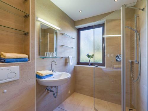 Koupelna v ubytování Ferienwohnanlage Oberaudorf F3 mit Hallenbad und Sauna