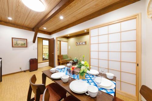 a dining room with a table and chairs at 青羽-観蔵 in Osaka