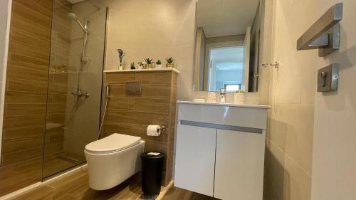 阿布扎比Apartment in Abu Dhabi for rent的配有马桶、水槽和淋浴的浴室
