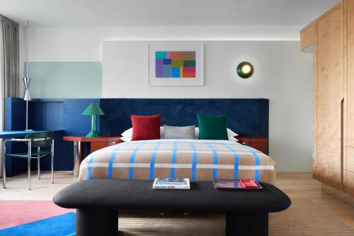 Postel nebo postele na pokoji v ubytování Kimpton Main Frankfurt by IHG
