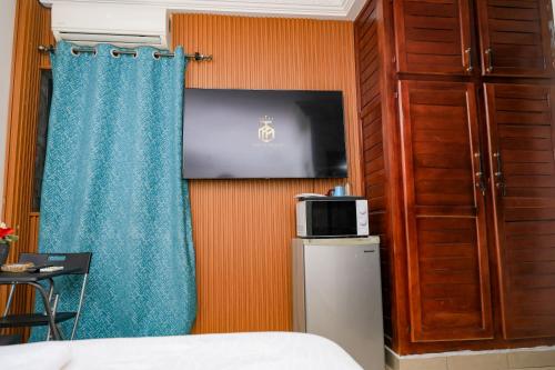 Télévision ou salle de divertissement dans l'établissement T-Square Residence Makepe