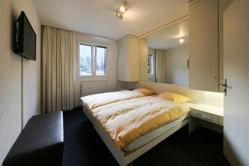 Postel nebo postele na pokoji v ubytování Hotel Grüsch
