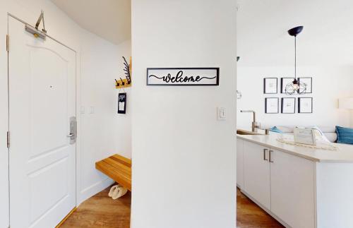 Η κουζίνα ή μικρή κουζίνα στο Beautiful 1BR in Village Centre